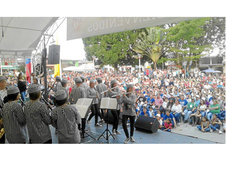 Los jóvenes de la Banda de la Institución Educativa San Jerónimo de Riosucio celebraron el primer puesto.