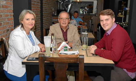 Carmen Elisa Giraldo y José Eduardo Echeverry invitaron a su hijo Juan Martín Echeverry Giraldo, a un almuerzo en el restaurante