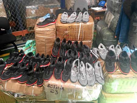 En la operación denominada Hong Kong, que se realizó durante dos días, se incautaron zapatos, ropa, licor, motos, entre otros ar