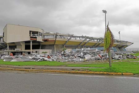 Vista del estado en el que quedó tras el paso del huracán María el estadio de béisbol Félix Millán en el municipio de Yabucoa. 