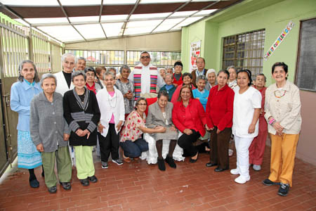 La homenajeada, con sus compañeros de la Guardería El Edén, del presbítero Guillermo García, y de Ángela Patricia Montoya, coord