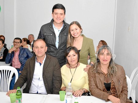 Islén Pineda, Luz Mery Giraldo y Martha Lucía Pineda. De pie: Carlos Iván García y Jéssica Pineda.