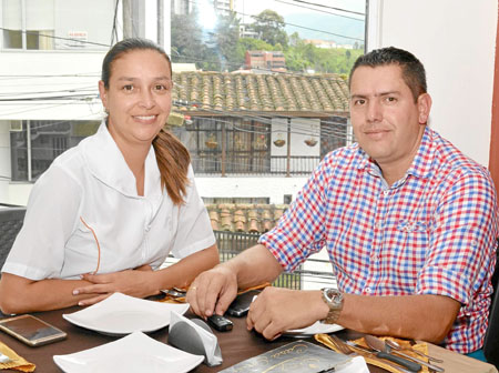 Para celebrar el cumpleaños de Héctor Fabio Echeverri, su esposa, Paola Jaramillo, ofreció un almuerzo en el restaurante Casa Gr