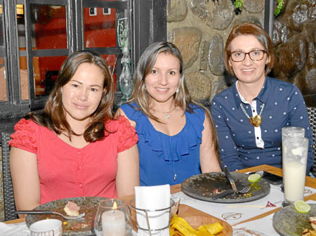 Carolina Vélez fue homenajeada por su cumpleaños con una comida que ofrecieron Alejandra Piraquive y Sandra Ceballos, en el rest