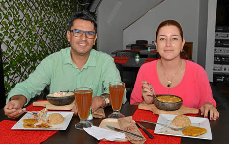 John Freddy García y Paula Andrea Orozco se reunieron en un almuerzo en el restaurante D’Mar azul.