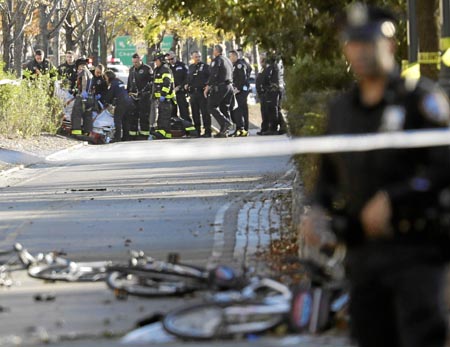 Bicicletas en el pavimento, heridos y cuerpos cubiertos con sábanas era la escena poco después del atentado, que llenó de asombr