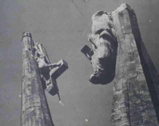 El Cristo del Tazziolli cuando lo derrumba el terremoto de julio de 1962.