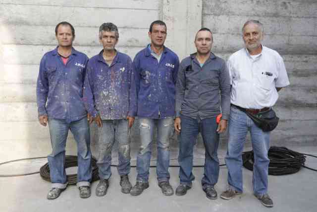 Estos son los hombres que subieron el Cristo Resucitado y lo instalaron en la torre central.