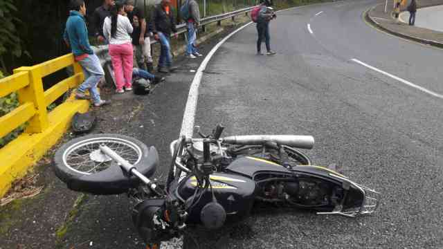 En la tarde del jueves ocurrió otro cerca de San Marcos de León. El conductor de una moto quedó colgando de las barandas de un p