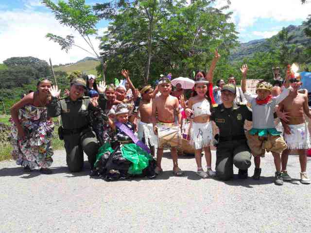 La Policía festejó Halloween con los niños en medio de la minga indígena 