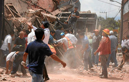 Rescatistas trabajan entre los escombros de los edificios colapsados en Cuernavaca, Morelos (México)