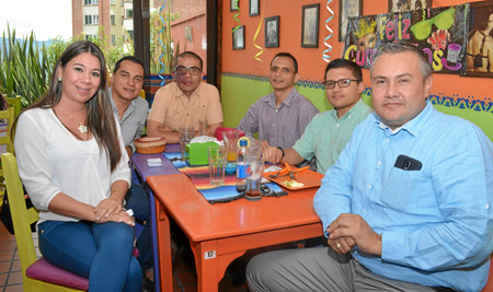 Lida Ardila Zafra, Víctor Arbeláez Castaño, Andrés Felipe Vargas, John Jairo Soto (festejado), Andrés Mauricio Oliveros y Mauric
