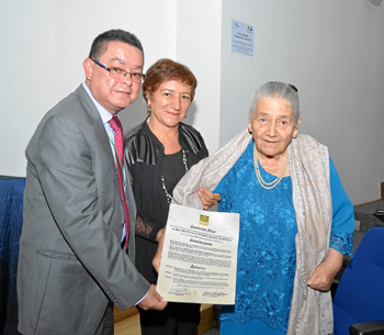 Ángel María Ocampo Cardona, presidente de la Academia Caldense de Historia, entregó a Ruth Peñaloza de Ceballos una nota de esti