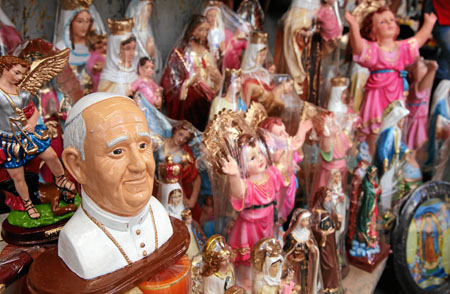 Aunque ya pasó agosto, los comerciantes hacen su agosto con la visita del sumo pontífice. 