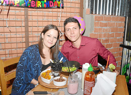 Melissa Moreno Naranjo le celebró el cumpleaños a Johnatan Gómez en el restaurante La Patatería.