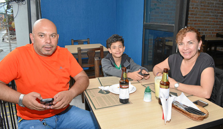 En el restaurante Asados Chavita se reunieron Néstor Mauricio Cardona Rivera, Sebastián Cardona Niño y Marleny Niño Pulido. 