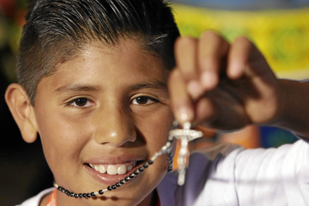 Brayan Fernández enseña la camándula que le regaló el papa a su llegada a la Nunciatura Apostólica. 