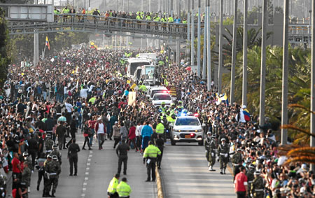 Solo los primeros metros del recorrido no tuvieron público porque luego el papamóvil pareció navegar en medio de la muchedumbre 