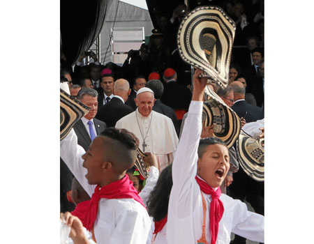El papa presenció una demostración de dos grupos folclóricos que bailaron danzas típicas colombianas, entre ellas la popular Yo 