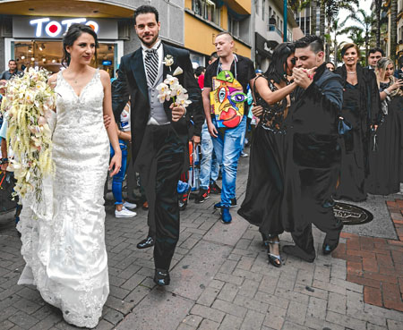 Los espectadores hicieron calle de honor al paso de Pedro Juan y Camila, mientras el tango se mostró en su esplendor.