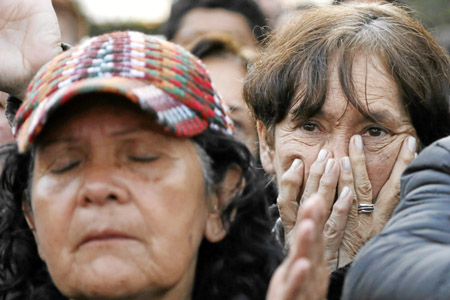 Feligreses durante la primera eucaristía campal que ofreció el papa en Colombia.