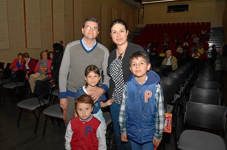 Rubén Darío Cardona Herrera, Carolina Hoyos Suárez, Mariana Cardona Hoyos, Simón Cardona Hoyos y Juan Cardona Hoyos.