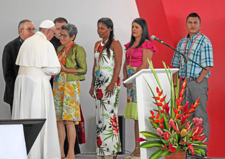 Francisco saluda a un afectado por la guerra en un acto para promover la reconciliación con un grupo de víctimas del conflicto a