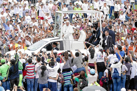 El papa Francisco saluda a miles de fieles a su llegada a la misa para beatificar a Jesús Emilio Jaramillo Monsalve, obispo de A