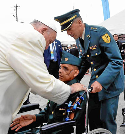 El pontífice agradeció a las Fuerzas Armadas y la Policía su contribución y sacrificios por la paz del país, antes de partir a V