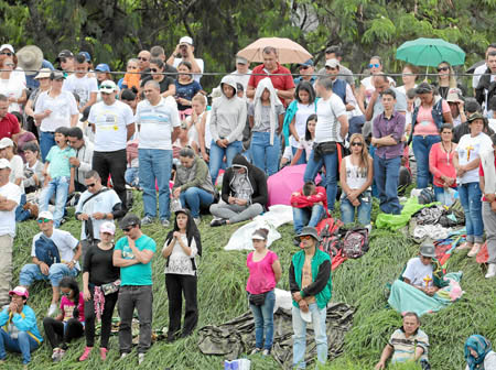 El barro y la lluvia no fueron impedimento para que los feligreses presenciaran la santa misa.