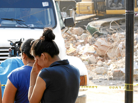 La desazón es notoria entre las víctimas. Algunos guardan la esperanza de que rescaten a sus familiares con vida.