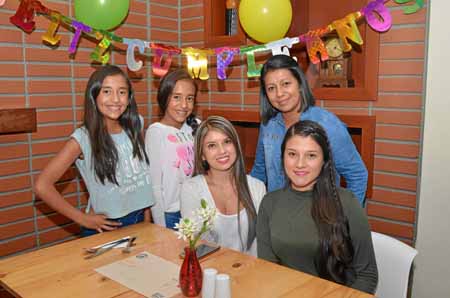 En el restaurante Mercado de la Macarena se ofreció una comida para celebrar el cumpleaños de Natalia Morales (centro), quien ap