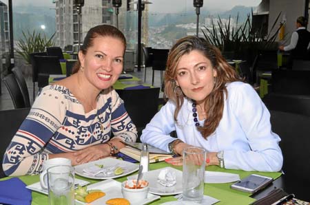 Regina Rivera y María Helena Gómez se reunieron en un almuerzo en la sede El Cable del Club Manizales.