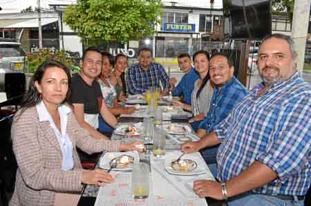 En el restaurante Ozul se reunieron en un almuerzo, Luz Alba Villa, Juan Pablo Quiñónez, Rosa Gutiérrez, Jely Cristina Soto Gonz
