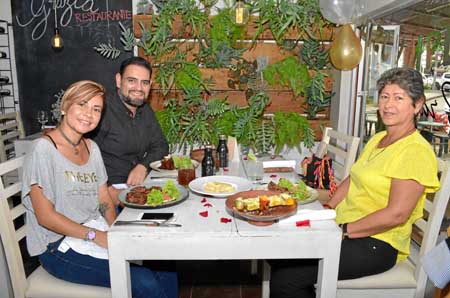 José Santamaría fue homenajeado por su cumpleaños con un almuerzo que ofrecieron Alejandra Bonilla y Beatriz Elena Corrales en e