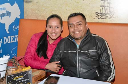 Daniela Castañeda le celebró el cumpleaños a Danilo Fernández en una comida en el restaurante Buffalo Republic.