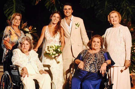 Los nuevos esposos aparecen en compañía de sus abuelas: Irma Pinilla de García y Cecilia Restrepo de Botero. Atrás: Martha Lucía
