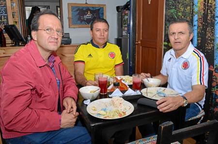Henry Silva, Cristóbal Ramírez y Hernando Acevedo Ramírez se reunieron en el restaurante A la Hoguera.