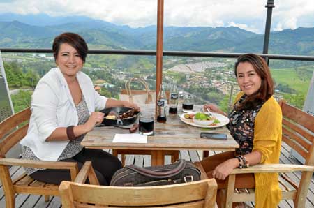 En el restaurante Cortesana se reunieron en un almuerzo de trabajo Ángela María Salgado Torres, directora Comercial de la Asegur