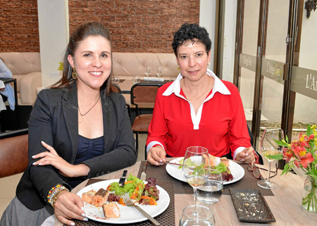 Adriana Zapata Martínez y María Hilda Sánchez Jiménez se reunieron en un almuerzo en el restaurante L’Angevin.