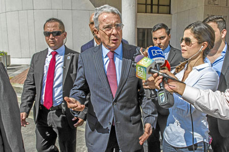 El expresidente Álvaro Uribe defendió a Arias acusando al Gobierno colombiano de engañar al estadounidense. 
