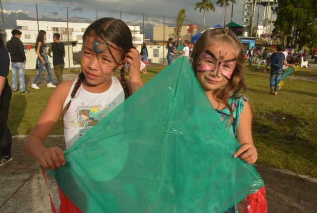 Las niñas se pintaron la cara de mariposa.