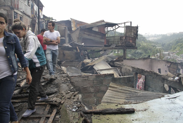 Los damnificados recorrían el lugar en el que una vez estuvieron sus casas.