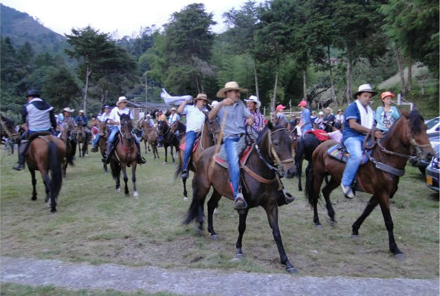 Cabalgaron por los caminos de herradura entre Marulanda y Pensilvania