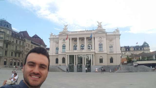 El trombonista manizaleño aparece delante del Teatro de la Ópera en Zúrich,