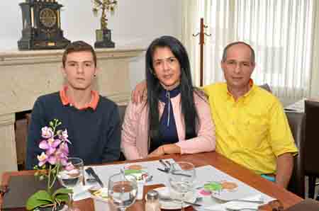En el restaurante A la Leña se reunieron William Calle Buitrago, María Eugenia Buitrago Castaño y Luis Elías Gómez Gómez.