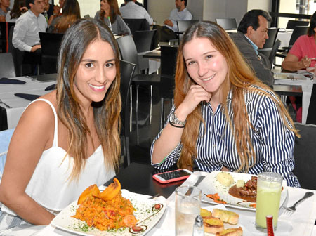 En la sede El Cable del Club Manizales almorzaron Valeria Candamil Buriticá y Laura Boenheim Arango.