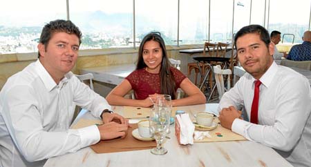En el restaurante La Azotea Rooftop se reunieron Francisco Rivera Giraldo, Diana Buitrago Castillo y Cristian Salazar Chavarro.