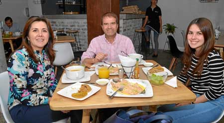 Lina González Avendaño, John Quintero Giraldo y Verónica Quintero González se reunieron en el restaurante Mix-It Food & Drinks.
