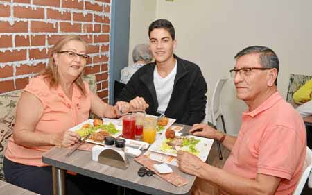 María Hélida Palacio de Navarro, Santiago Cabrera Navarro y Roberto Navarro Toro se reunieron en el restaurante Cháncharos.